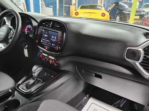 Used 2022 Kia Soul LX image 14