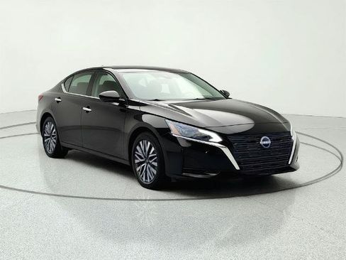 Used 2025 Nissan Altima 2.5 SV FWD image 1