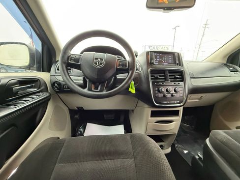 Used 2018 Dodge Grand Caravan SE w/ UConnect Hands-Free Group image 27