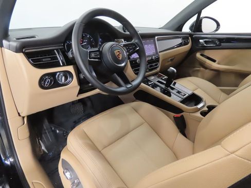 Certified 2026 Porsche Macan AWD/4WD image 4