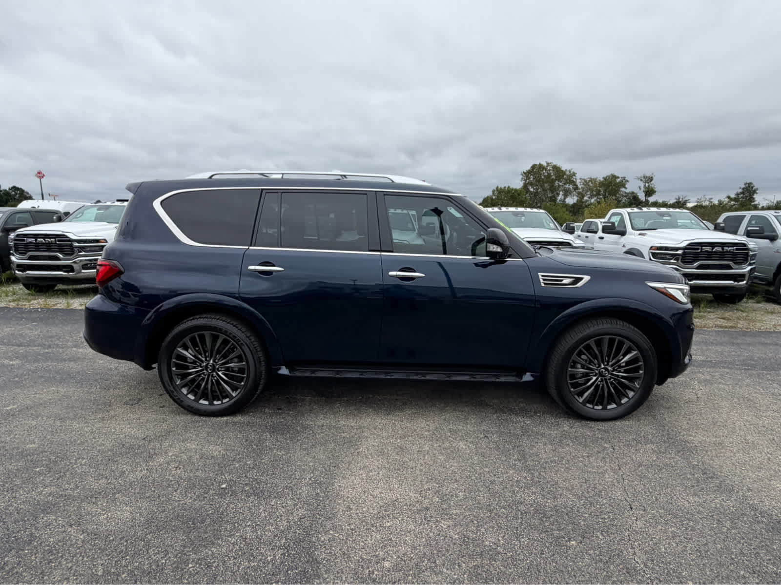 Used 2024 INFINITI QX80 Sensory AWD/4WD image 5