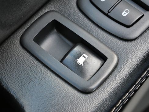 Used 2017 Dodge Grand Caravan SXT image 34