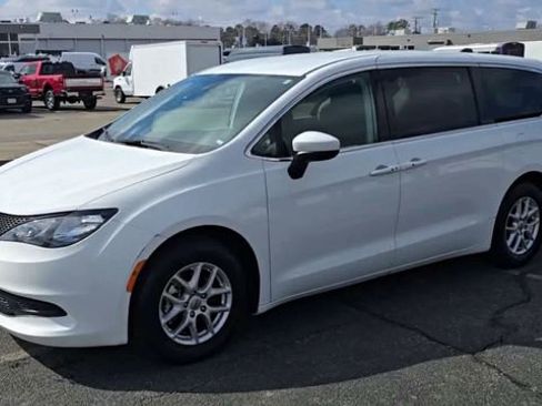 Used 2022 Chrysler Voyager LX image 5