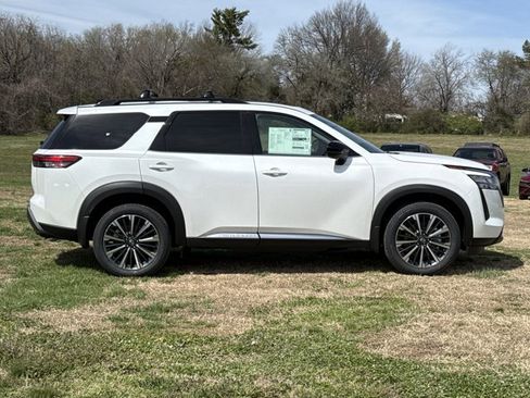 New 2026 Nissan Pathfinder Platinum image 2