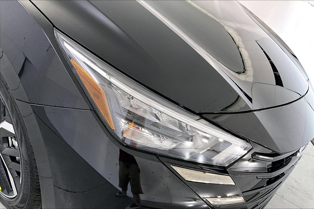 New 2025 Nissan Versa SR w/ Trunk Package FWD image 17