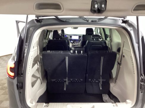 Used 2023 Chrysler Pacifica Touring-L image 34