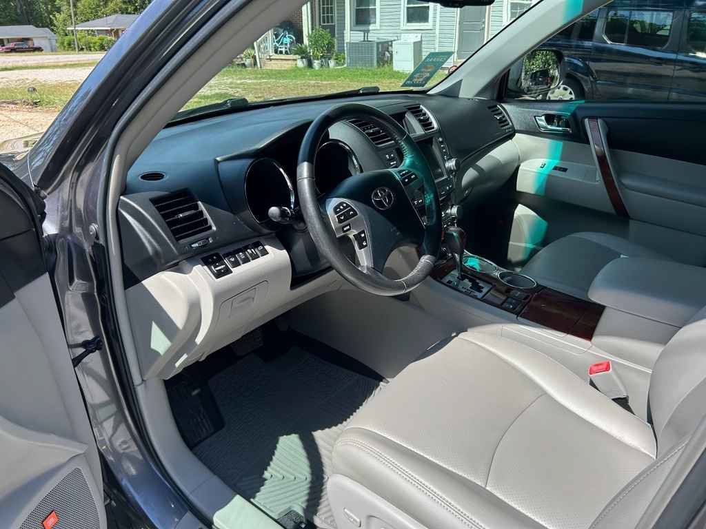 Used 2012 Toyota Highlander Limited w/ Tow Pkg AWD/4WD image 8