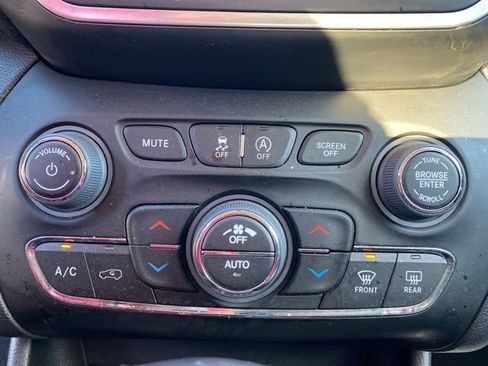 Used 2023 Jeep Cherokee Altitude Lux image 18