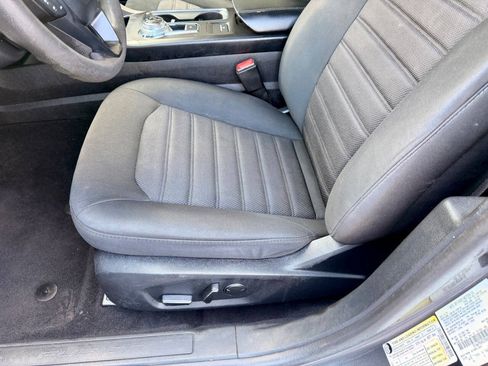 Used 2019 Ford Fusion SE FWD image 8