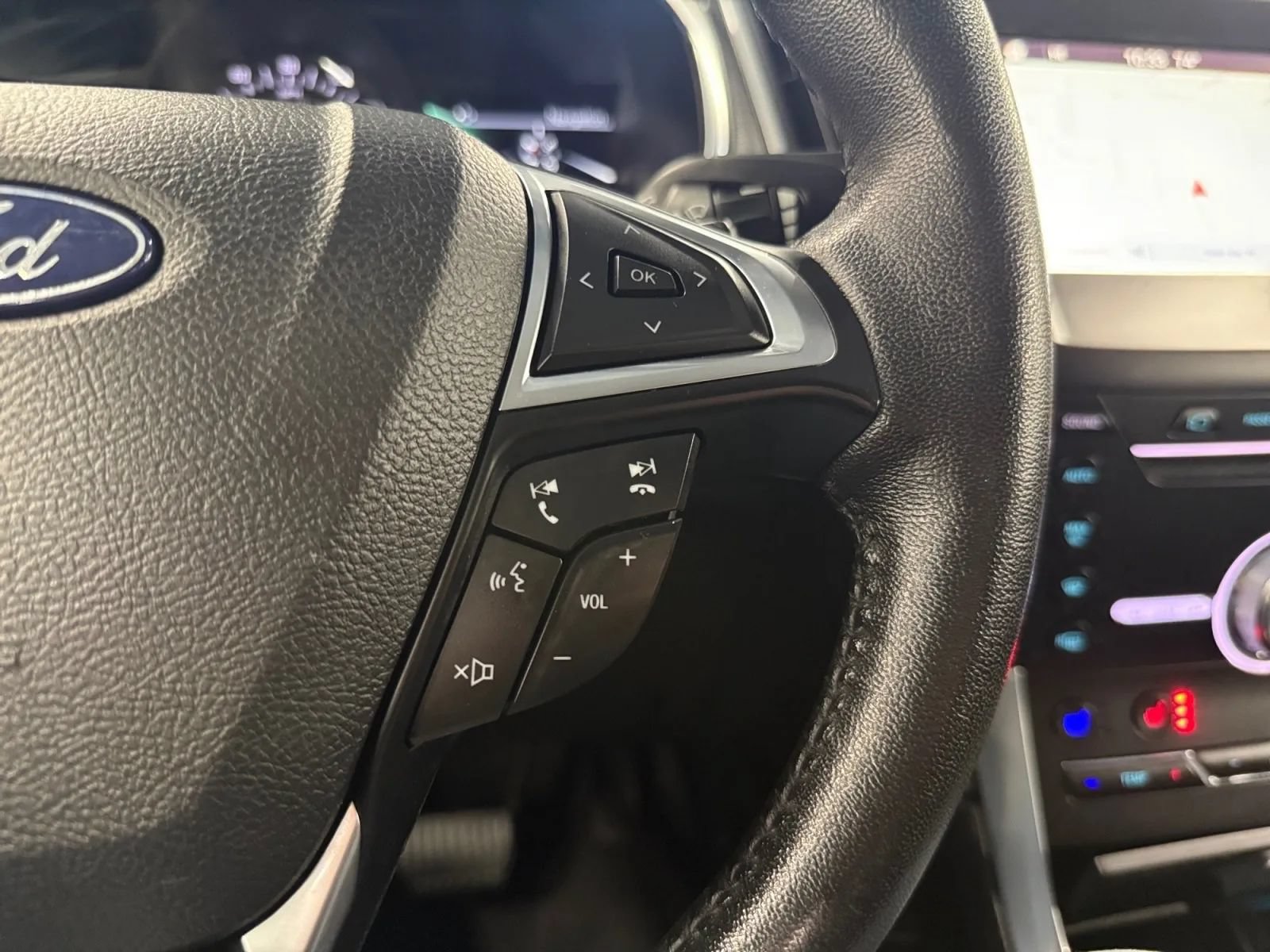 Used 2019 Ford Edge Titanium w/ Equipment Group 301A AWD/4WD image 25