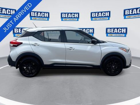 Used 2019 Nissan Kicks SR w/ SR Premium Package FWD image 9
