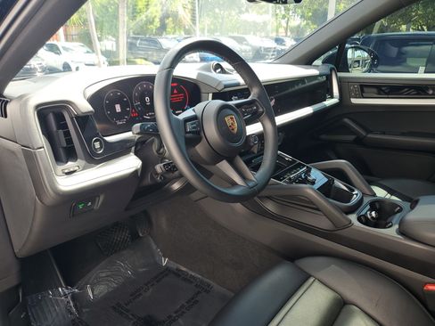 Used 2024 Porsche Cayenne Coupe AWD/4WD image 22