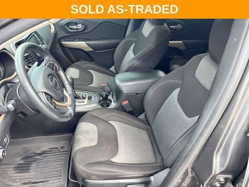 Used 2018 Jeep Cherokee Latitude w/ Altitude Package FWD image 11
