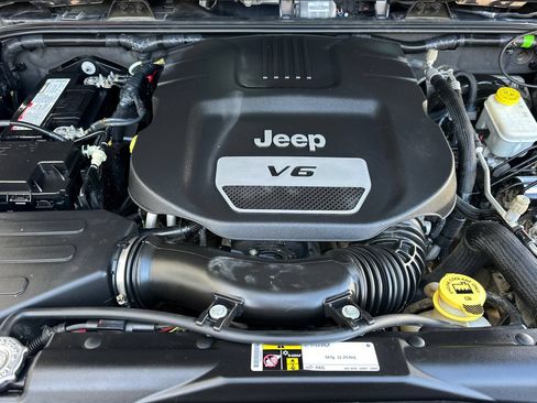 Used 2016 Jeep Wrangler Rubicon w/ Power Convenience Group AWD/4WD image 24