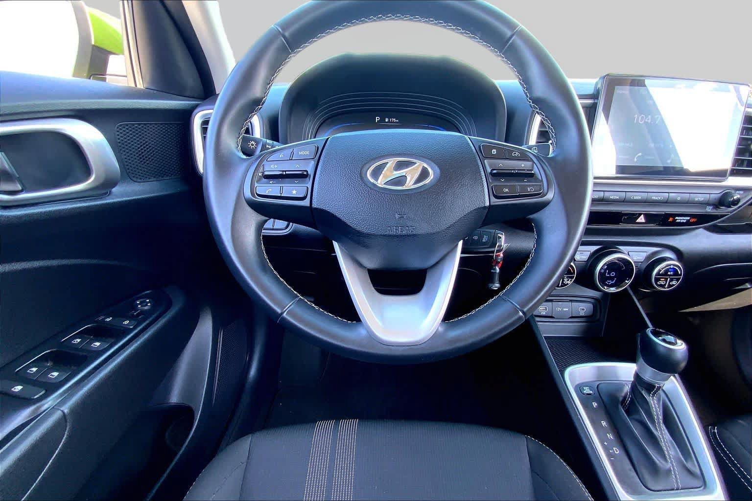 Used 2023 Hyundai Venue SEL FWD image 6