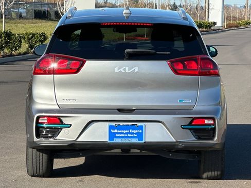 Used 2022 Kia Niro EX image 4