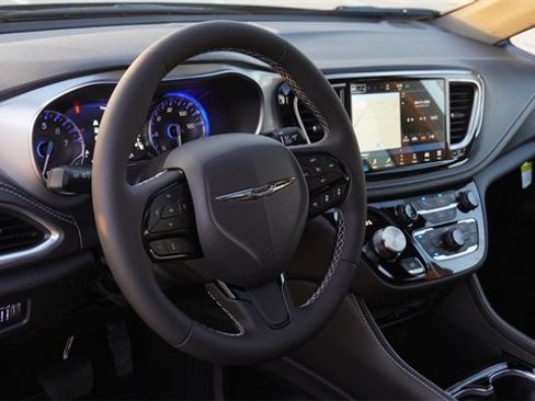 New 2026 Chrysler Pacifica Limited image 19