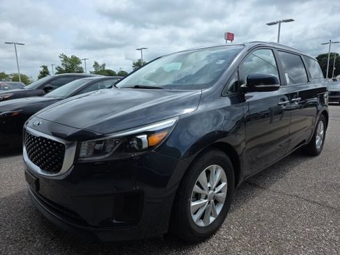 Used 2017 Kia Sedona LX w/ LX Essentials Premium Package FWD image 3