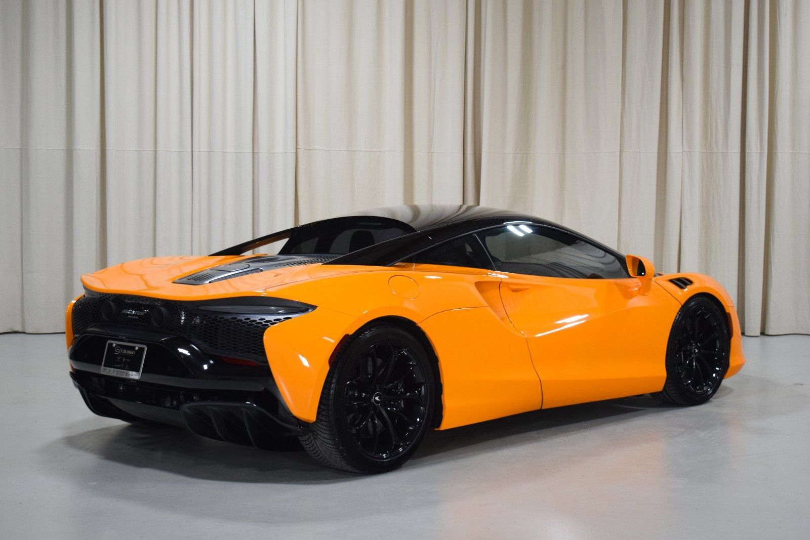 Used 2024 McLaren Artura RWD image 9