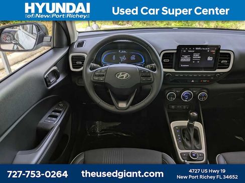 Certified 2025 Hyundai Venue Limited FWD image 17