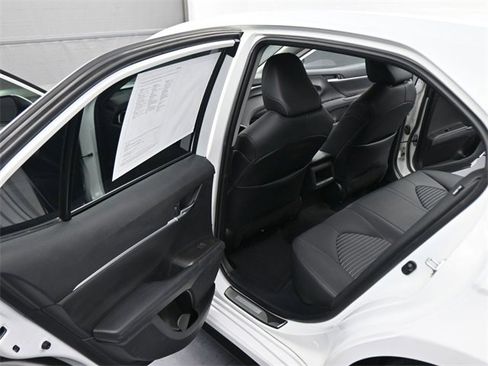 Used 2022 Toyota Camry SE image 12