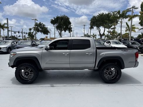 Used 2017 Toyota Tacoma TRD Sport w/ Tow Package RWD image 11