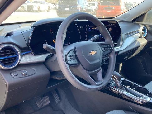 Used 2025 Chevrolet Trax LT image 9