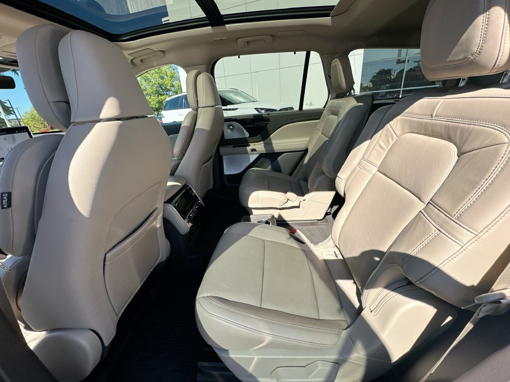 Used 2022 Lincoln Aviator Reserve w/ Equipment Group 201A AWD/4WD image 4
