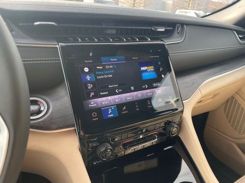 Used 2024 Jeep Grand Cherokee Limited image 16