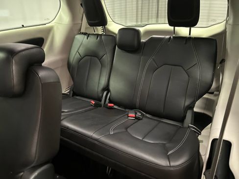 Used 2024 Chrysler Pacifica Touring-L w/ Uconnect Theater Family Group FWD image 24