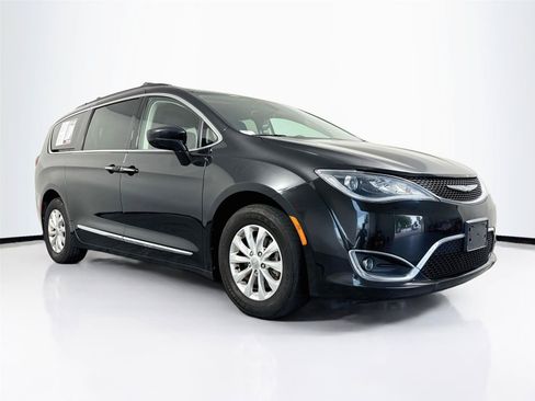Used 2017 Chrysler Pacifica Touring-L FWD image 7