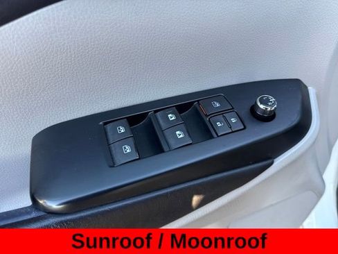 Used 2017 Toyota Highlander XLE image 14