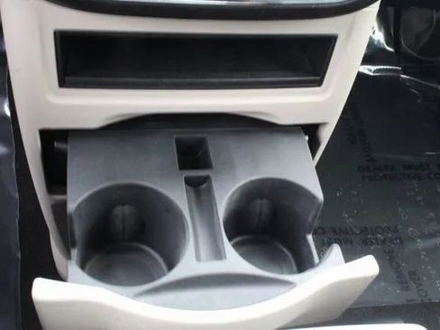 Used 2015 Chrysler Town & Country Touring image 32