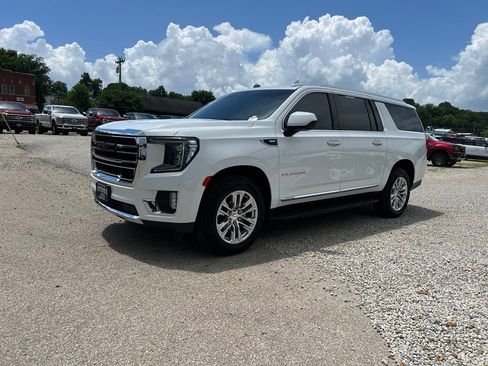 Used 2021 GMC Yukon XL SLT w/ Rear Media and Nav Package AWD/4WD image 4