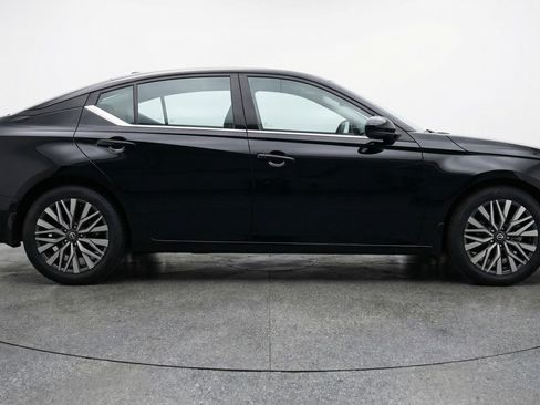 Used 2025 Nissan Altima 2.5 SV image 11