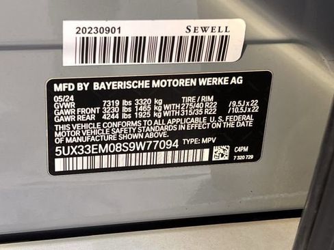 Used 2025 BMW X7 M60i w/ Climate Comfort Package image 31