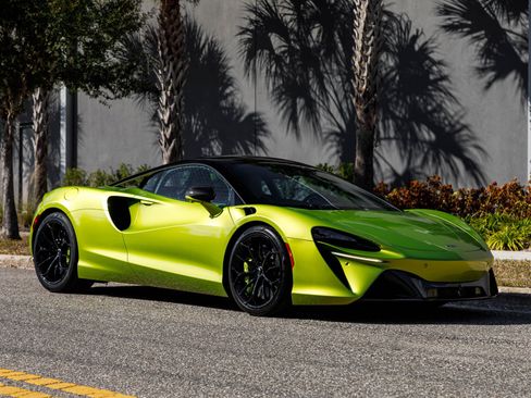 Used 2023 McLaren Artura image 2