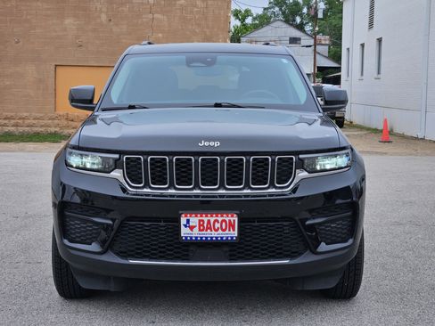 Used 2023 Jeep Grand Cherokee Laredo AWD/4WD image 2