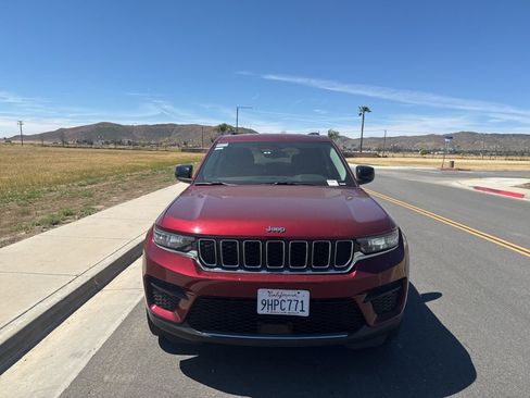 Used 2023 Jeep Grand Cherokee Laredo RWD image 3
