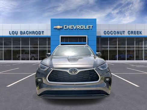 Used 2024 Toyota Highlander XLE FWD image 3