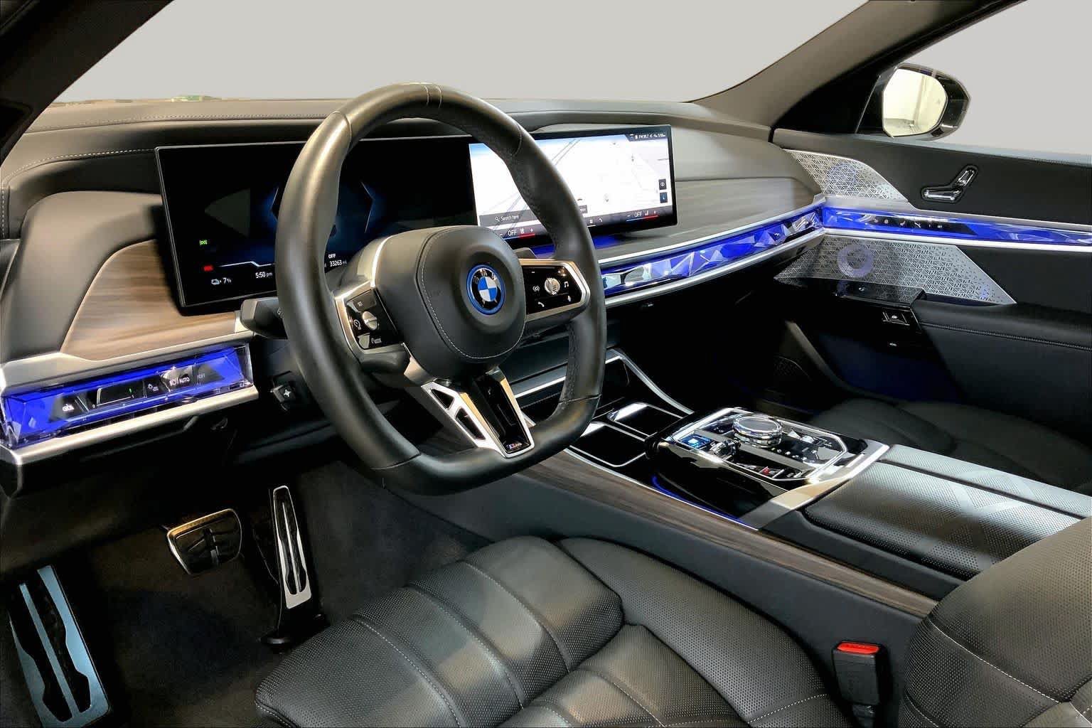 Used 2023 BMW i7 xDrive60 w/ Executive Package 2 AWD/4WD image 17