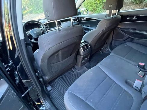 Used 2019 Kia Sorento LX w/ LX Convenience Package image 24