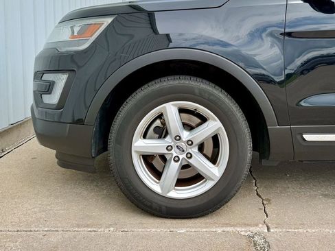 Used 2016 Ford Explorer XLT w/ Equipment Group 202A AWD/4WD image 28