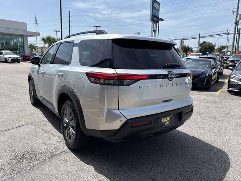 Used 2025 Nissan Pathfinder SV FWD image 5