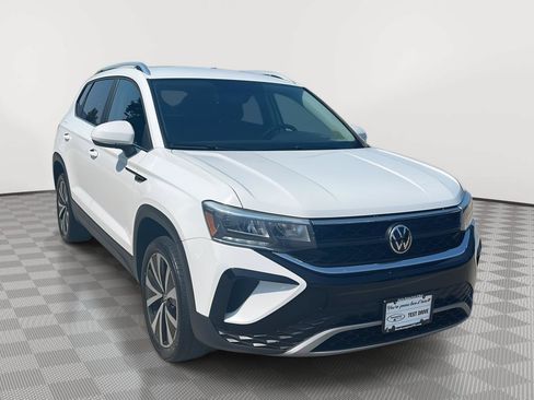 Certified 2022 Volkswagen Taos SE FWD image 3
