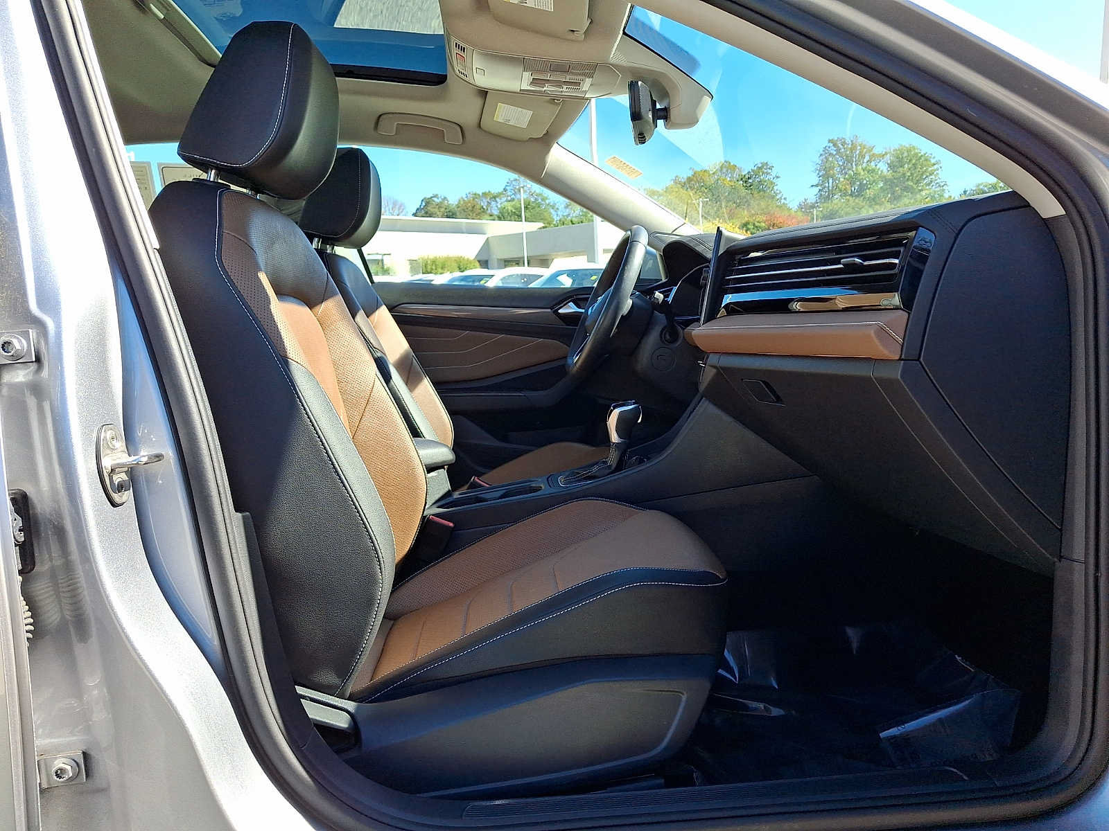 Used 2025 Volkswagen Jetta SEL FWD image 19