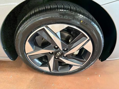 Used 2023 Hyundai Elantra SEL w/ Convenience Package FWD image 10