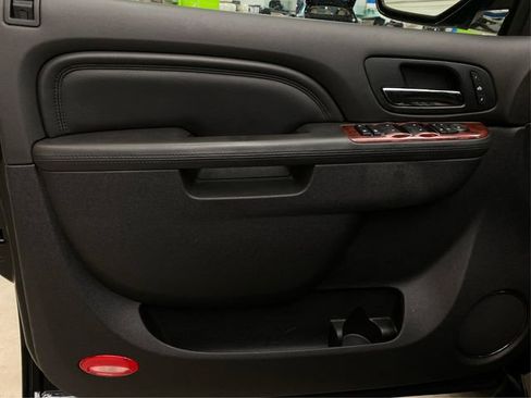 Used 2014 Cadillac Escalade Luxury image 24