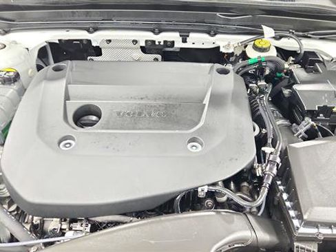 Used 2024 Volvo XC40 B5 Core image 33