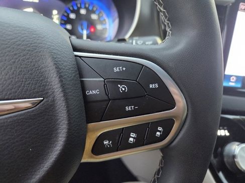 Used 2023 Chrysler Pacifica Touring-L image 12